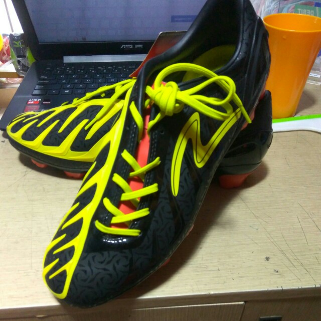 Sepatu Bola Specs Swervo Shark Murah Meriah Olah Raga Perlengkapan Olahraga Lainnya Di Carousell