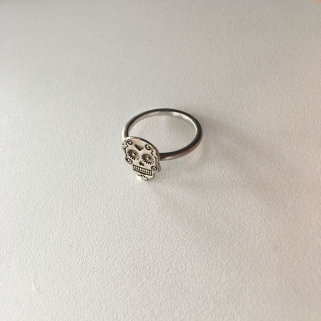 Karen walker skull ring deals