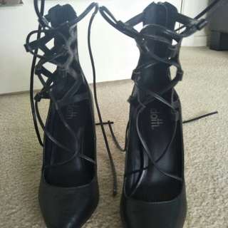 BLACK DOTTI HEELS.