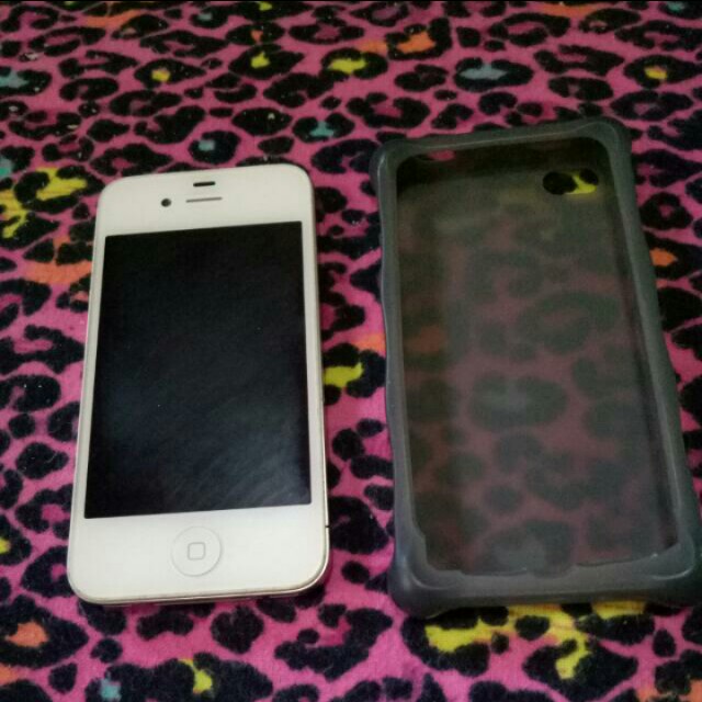 Iphone 4 (Category: Others) located in Cainta. Submitted by closetnikikay (Listing ID 137099008, Image 2). Description: Globe lock Ingood condition Mura na po mga bess😊.