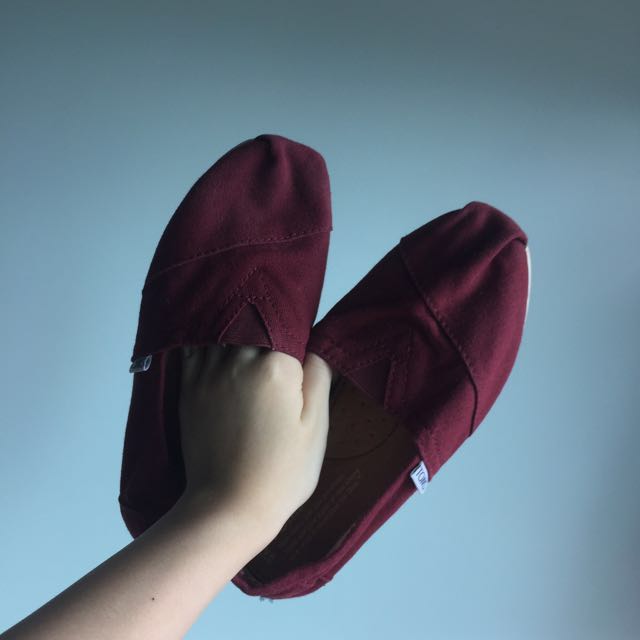 Toms 酒紅布鞋 相機影有小小色差 女裝 女裝鞋 Carousell