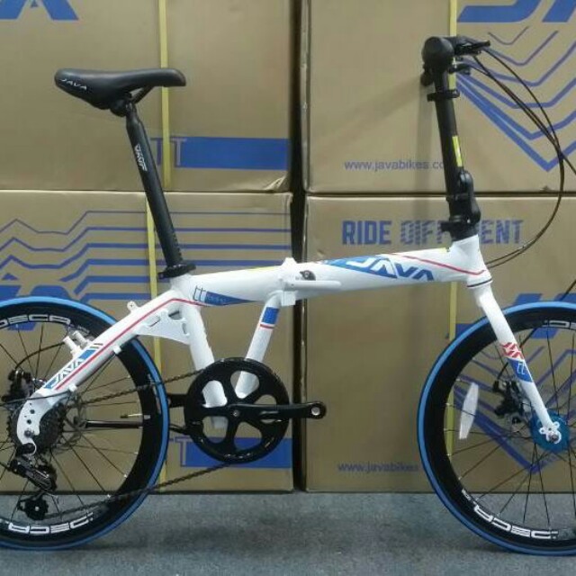 2017java fit tt （分類：單車）位於 Hong Kong。 由 zealhawk_05dde4 提交（商品編號 137134240，圖片 3）。簡介： 2017 JAVA TT-7S-D2 451 22吋刀圈 彩花鼓 (BB軸芯) 顏色：白，藍，鈦, 紅、瑩黃 5色 型號 : TT-7S-D 2 車架 : FIT 20" 摺合鋁合金車架 前叉 : FIT 20"碟剎鋼前叉 碗组 : WZ-01 内置有牙碗组 把手 : 鋁合金540x25.4mm 座管 : 鋁合金 33.9*550mm 座管夹 : 鋁合金 38.5 輪圏 : 双層鋁合金406 刀圏 花鼓 : 鋁合金碟剎 陽極色花鼓 内胎 : KENDA20X1.35 K1085/1.75 A/V 外胎 : CST 22" 451 (1 1/8) 制手 : 鋁合金剎車制手 剎車器 : WINZIP机械式碟刹 指撥 : SHIMANO SL-RS35-7R 牙盤 : 台灣 PROWHEEL 鋁合金 46T 牙盤 / 另有 52T
