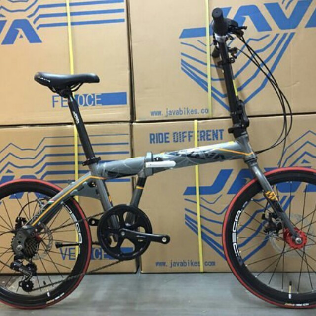 2017java fit tt （分類：單車）位於 Hong Kong。 由 zealhawk_05dde4 提交（商品編號 137134240，圖片 2）。簡介： 2017 JAVA TT-7S-D2 451 22吋刀圈 彩花鼓 (BB軸芯) 顏色：白，藍，鈦, 紅、瑩黃 5色 型號 : TT-7S-D 2 車架 : FIT 20" 摺合鋁合金車架 前叉 : FIT 20"碟剎鋼前叉 碗组 : WZ-01 内置有牙碗组 把手 : 鋁合金540x25.4mm 座管 : 鋁合金 33.9*550mm 座管夹 : 鋁合金 38.5 輪圏 : 双層鋁合金406 刀圏 花鼓 : 鋁合金碟剎 陽極色花鼓 内胎 : KENDA20X1.35 K1085/1.75 A/V 外胎 : CST 22" 451 (1 1/8) 制手 : 鋁合金剎車制手 剎車器 : WINZIP机械式碟刹 指撥 : SHIMANO SL-RS35-7R 牙盤 : 台灣 PROWHEEL 鋁合金 46T 牙盤 / 另有 52T