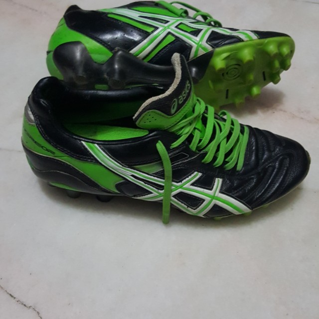 kasut bola futsal