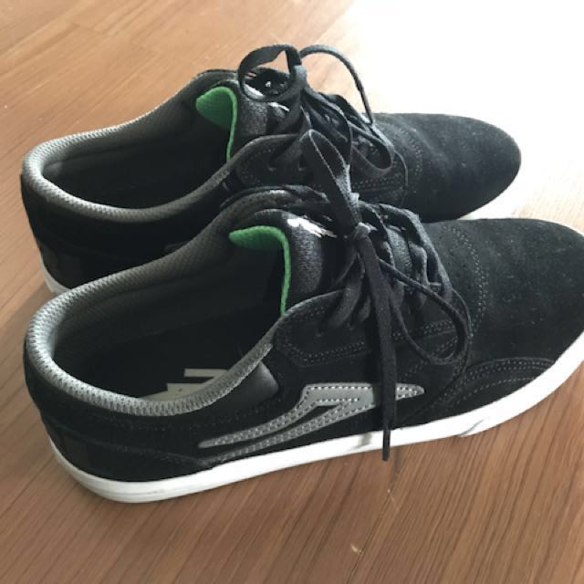 Lakai girl shop