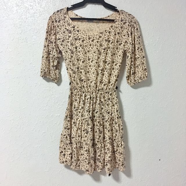 Floral dress (knee length) (Category: Dresses) located in Manila. Submitted by absmartinez (Listing ID 137951280, Image 1). Description: Size: S to M The sleeve part is gartered. Once used. No flaws ✨ .