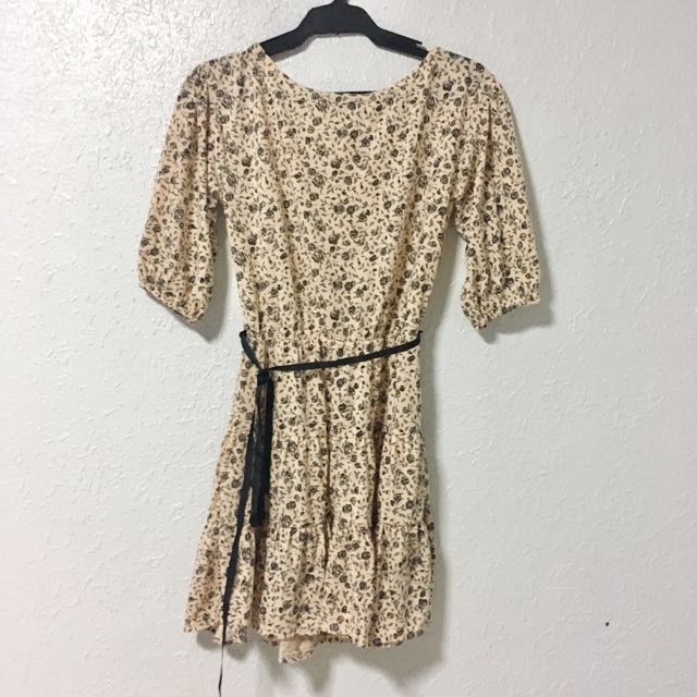 Floral dress (knee length) (Category: Dresses) located in Manila. Submitted by absmartinez (Listing ID 137951280, Image 2). Description: Size: S to M The sleeve part is gartered. Once used. No flaws ✨ .