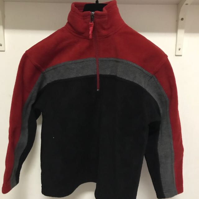 GAP jacket (Category: Hoodies) located in Singapore. Submitted by dxxnnx (Listing ID 137943488, Image 2). Description: .