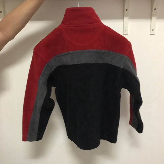 GAP jacket (Category: Hoodies) located in Singapore. Submitted by dxxnnx (Listing ID 137943488, Image 3). Description: .