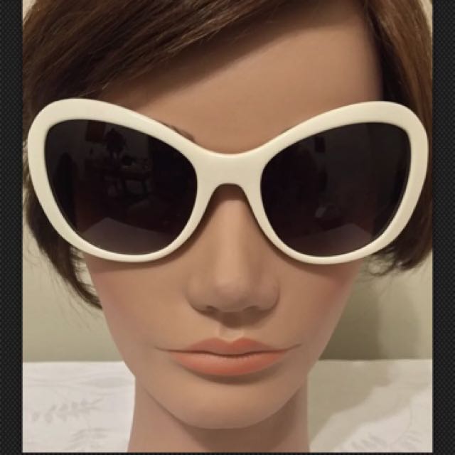 moschino glasses case