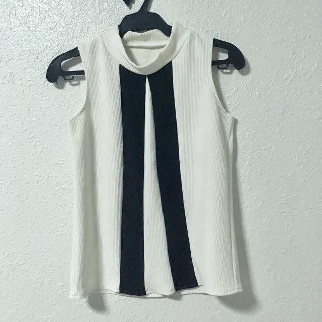 Sleeveless blouse semi-turtle neck (Category: Sleeveless) located in Manila. Submitted by absmartinez (Listing ID 137950175, Image 1). Description: Size: XS to S Once used. No flaws ✨.