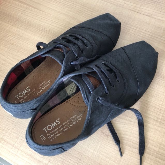 black toms with laces