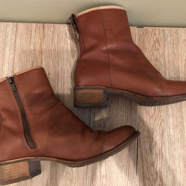 Brown boot (Category: Boots) located in Singapore. Submitted by hako69 (Listing ID 138071849, Image 3). Description: Condition 9/10 Brand : Timberland Leather and man made lining .