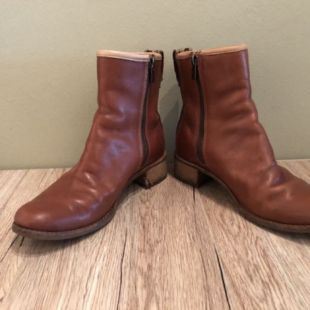 Brown boot (Category: Boots) located in Singapore. Submitted by hako69 (Listing ID 138071849, Image 2). Description: Condition 9/10 Brand : Timberland Leather and man made lining .