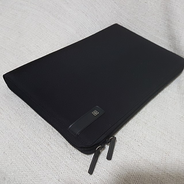 Executive document briefcase (Category: Briefcases) located in Singapore. Submitted by wkwango (Listing ID 138184533, Image 1). Description: Executive carrying case for A4 sized documents and tablet. Almost brand new. Used only once for interview. Create a perfect first impression..