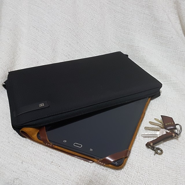 Executive document briefcase (Category: Briefcases) located in Singapore. Submitted by wkwango (Listing ID 138184533, Image 2). Description: Executive carrying case for A4 sized documents and tablet. Almost brand new. Used only once for interview. Create a perfect first impression..