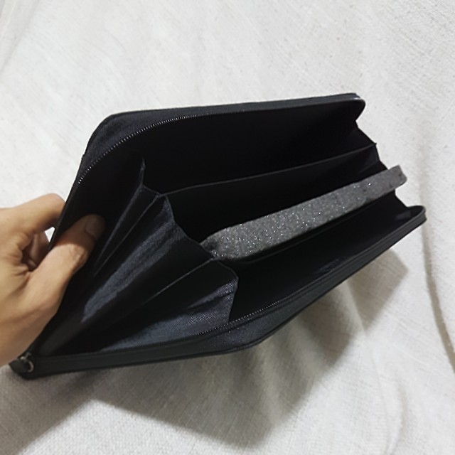 Executive document briefcase (Category: Briefcases) located in Singapore. Submitted by wkwango (Listing ID 138184533, Image 3). Description: Executive carrying case for A4 sized documents and tablet. Almost brand new. Used only once for interview. Create a perfect first impression..