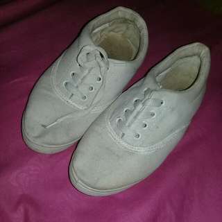 Sneaker putih