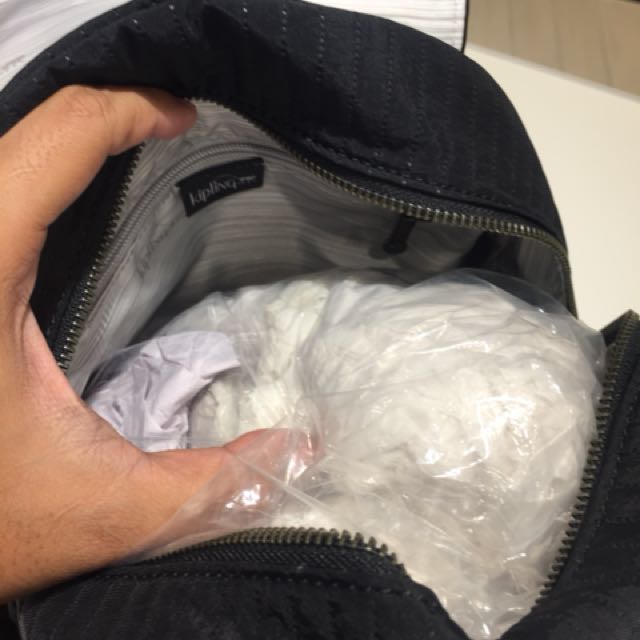 Kipling Backpack (Category: Backpacks) located in Puchong. Submitted by lawdrop (Listing ID 129079421, Image 2). Description: Kwn salah belikan. Tak pernah pakai lagi. New item dlm plastik lagi. Nego tipis..