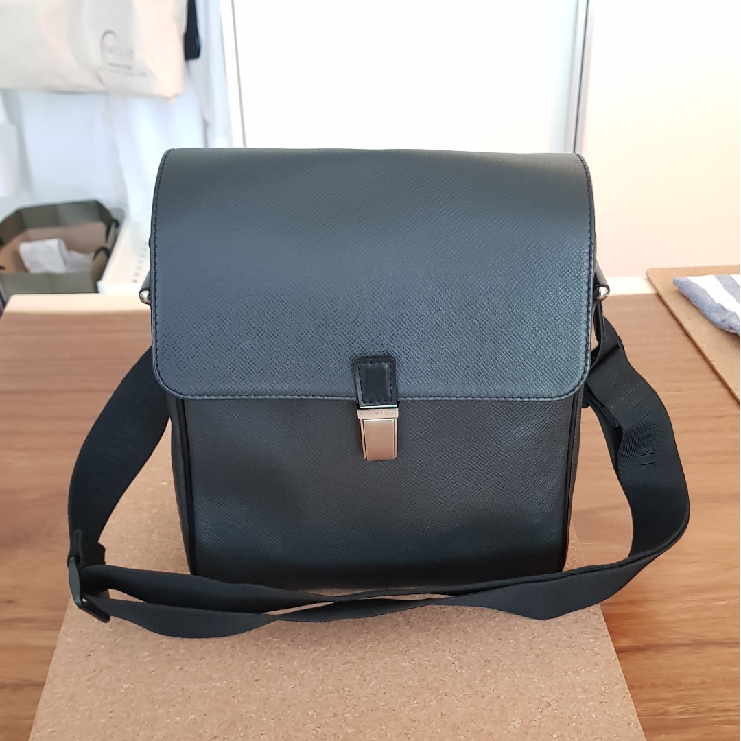 Louis Vuitton Yaranga Shoulder bag 339855