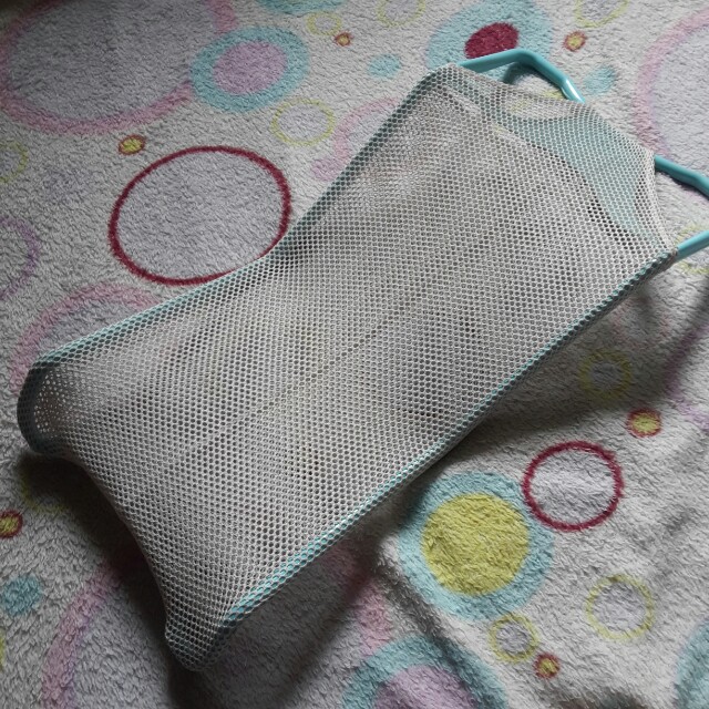 Baby Bath Net (Category: Bathtub & Bath Accessories) located in Pasig City. Submitted by igustnik (Listing ID 138468366, Image 1). Description: Once lang then nastock na. Needs cleaning lang, no flaws..