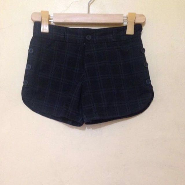 Black Shorts (Category: Shorts) located in Antipolo. Submitted by cloudedthoughts (Listing ID 110418141, Image 1). Description: .