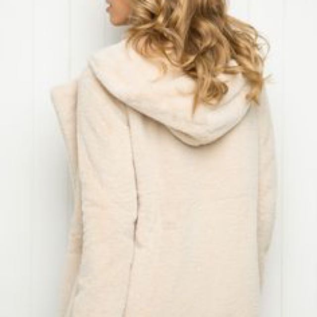 BRANDY MELVILLE SANDRA FUR COAT Women s Fashion Clothes on Carousell