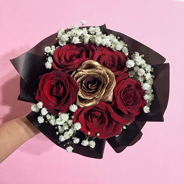Gold+ Red Roses Bouquet, Hobbies & Toys, Stationery & Craft, Occasions