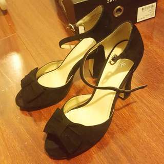 Wittner Suede Bow Heels. Sz 37