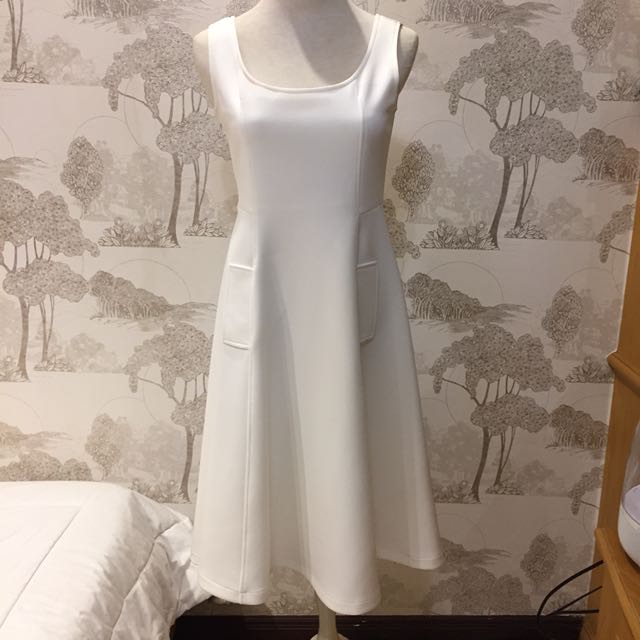 dress putih simple