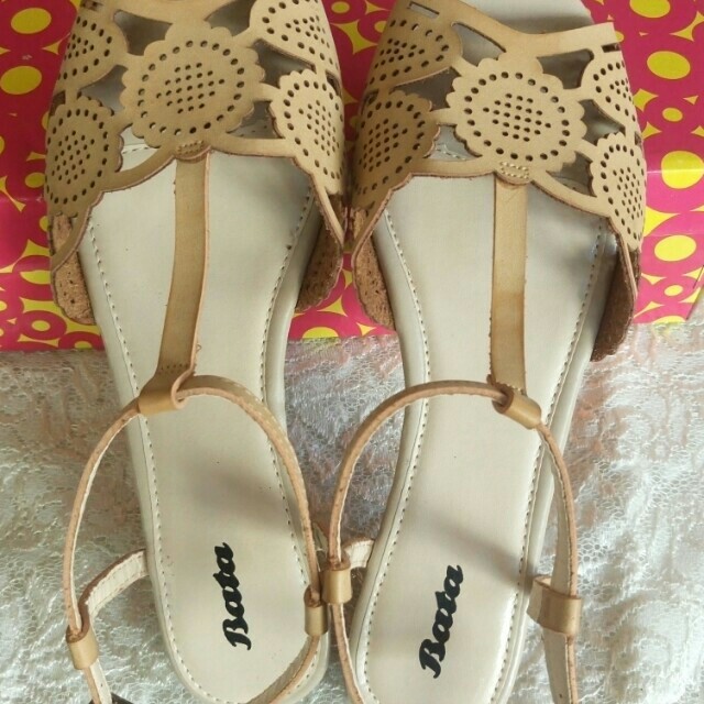 Sepatu sendal Bata Fesyen Wanita Sepatu di Carousell