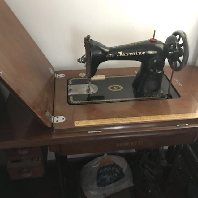 Singer sewing machine (Category: Clocks) located in Petaling Jaya. Submitted by cjmam (Listing ID 138826558, Image 1). Description: .