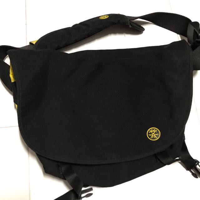 crumpler sling bag