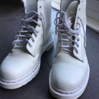 White DOC MARTENS unisex size 8