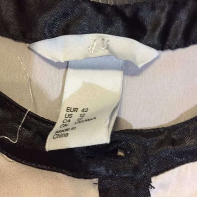 H&M office blouse (Category: Blouses) located in Manila. Submitted by declutterrific (Listing ID 139145597, Image 2). Description: 10/10 Good condition Fit from medium to large frame.