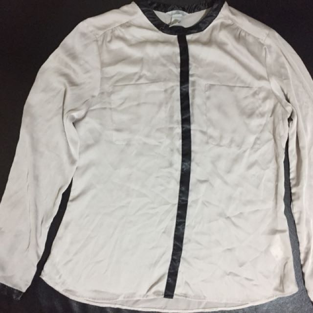 H&M office blouse (Category: Blouses) located in Manila. Submitted by declutterrific (Listing ID 139145597, Image 1). Description: 10/10 Good condition Fit from medium to large frame.