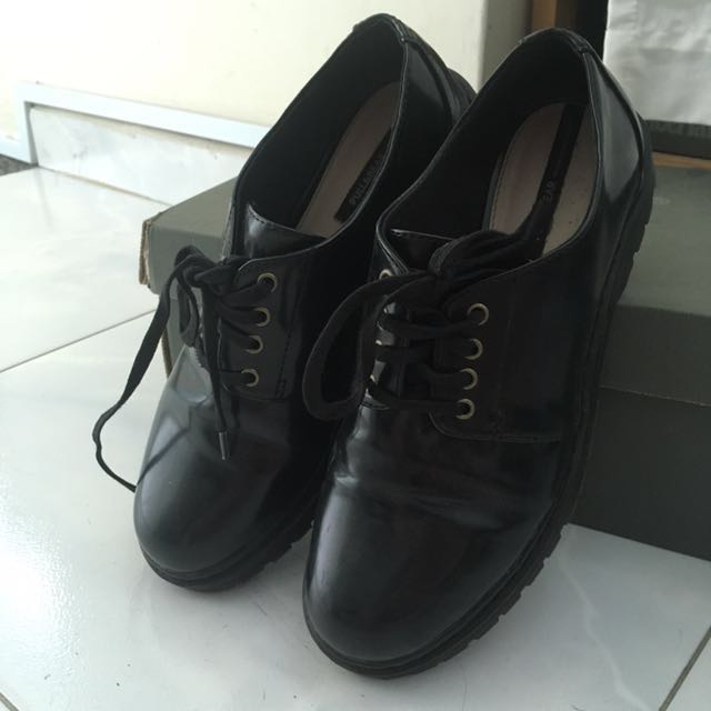 pull and bear black shoes