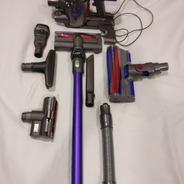Dyson V6 Motorhead Vacuum Cleaner With Warranty It Also Comes With Special Carpet Cleaning Head Home Appliances On Carousell