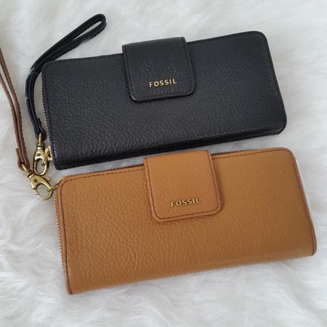 Fossil madison zip clutch, Women&#39;s Fashion, Bags & Wallets on Carousell