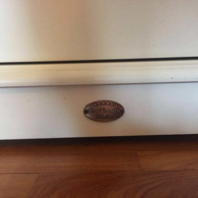 Boori Classic Country collection change table and drawers, Furniture