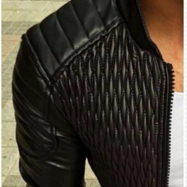 Jacket (Category: Hoodies) located in Singapore. Submitted by happystar88 (Listing ID 139444295, Image 2). Description: .