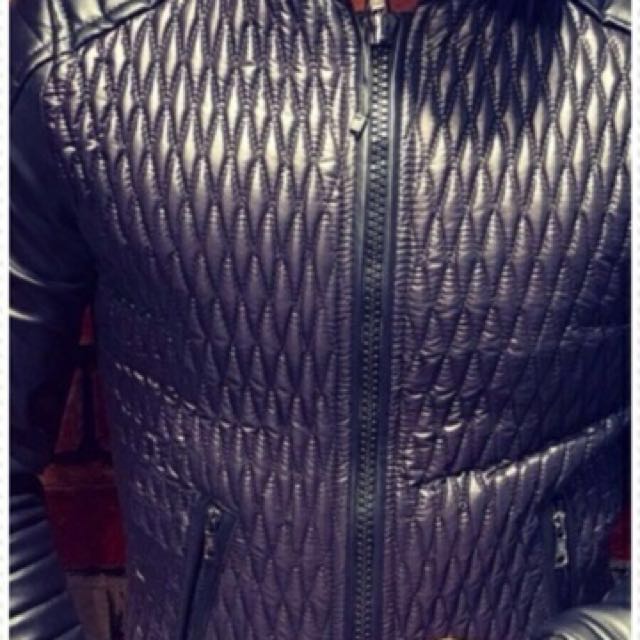 Jacket (Category: Hoodies) located in Singapore. Submitted by happystar88 (Listing ID 139444295, Image 3). Description: .