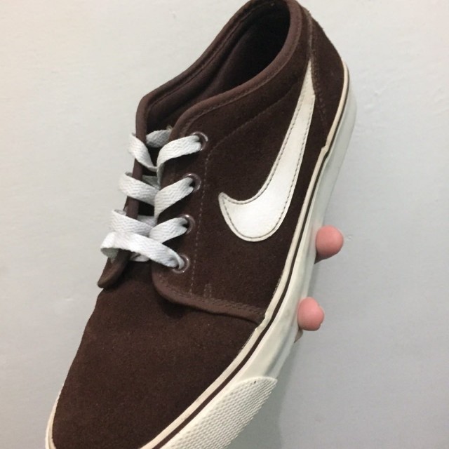 Nike toki cheap low brown