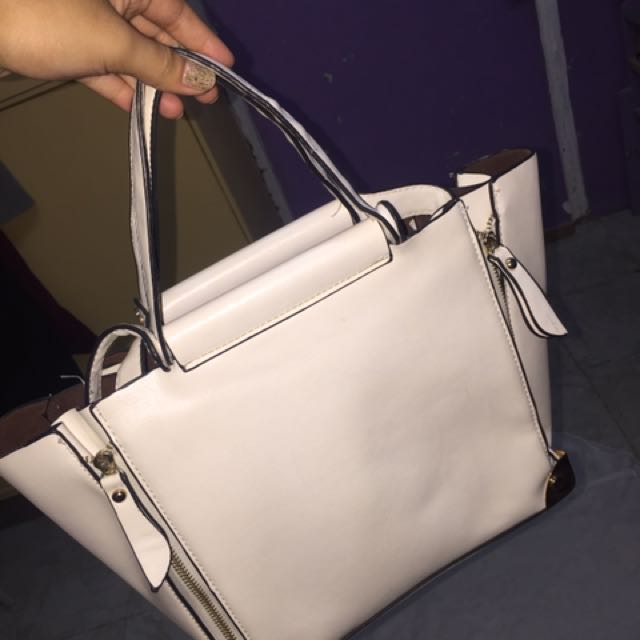 White hand/sling bag (Category: Cross-body Bags) located in Manila. Submitted by sphia21 (Listing ID 139631883, Image 1). Description: 9/10 condition.