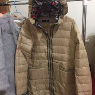 上海買的 輕羽絨外套 卡其色