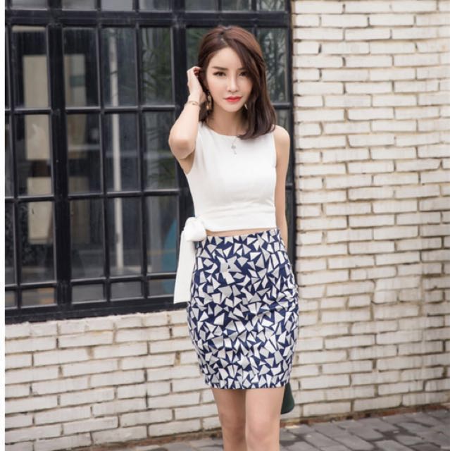 BNIP High waisted office pencil skirt white blue shattered glass