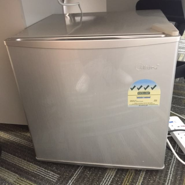 Mini/Small bar fridge breastfeeding, dorm, office, TV & Home