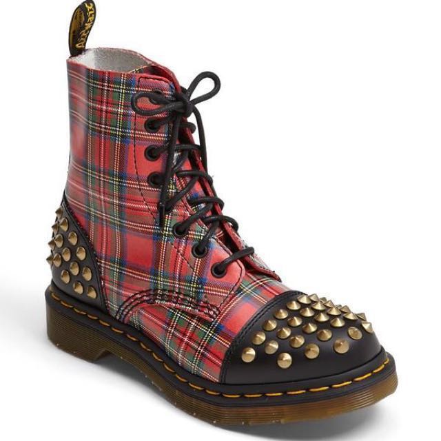 Red best sale plaid boots
