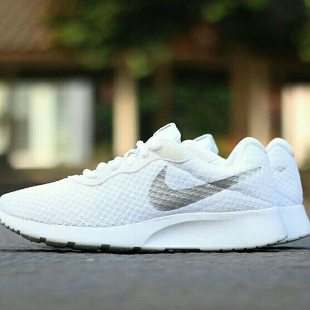 nike tanjun silver