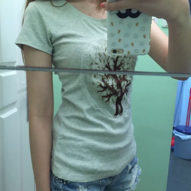 Tee （分類：T-shirt）位於 Hong Kong。 由 mimiwong96 提交（商品編號 140405209，圖片 2）。簡介： 。
